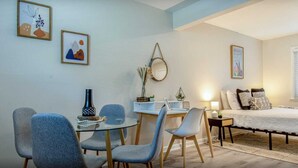 Dining - Centrally Located Studio Near Downtown (Nashville)