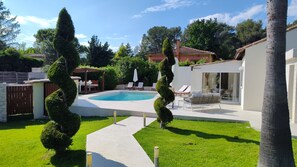 Una piscina al aire libre