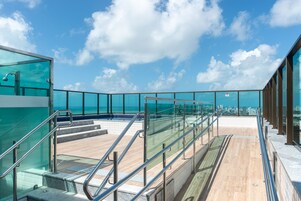 Una piscina al aire libre, una piscina climatizada