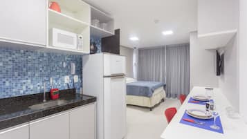 Estúdio urbano | Cozinha privada | Geladeira, micro-ondas, cooktop, talheres/pratos/utensílios de cozinha