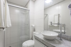 Estudio urbano | Baño | Regadera, secadora de cabello, toallas, papel de baño 