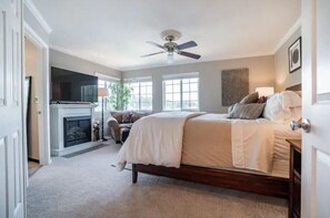 4 bedrooms, desk, iron/ironing board, travel crib - 4bd Lakefront, w/ hot tub, outdoor kitchen & dock (Lakewood)