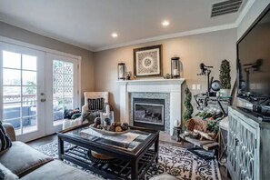 Smart TV, fireplace, computer monitors, printers - 4bd Lakefront, w/ hot tub, outdoor kitchen & dock (Lakewood)