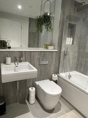 Classic Apartment, Private Bathroom | Bathroom - Harbourside Hideaway - Superb Flat With Terrace (Bristol)