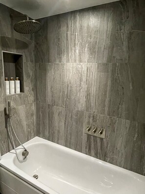 Classic Apartment, Private Bathroom | Bathroom - Harbourside Hideaway - Superb Flat With Terrace (Bristol)