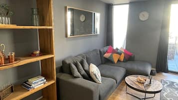 Classic Apartment, Private Bathroom | Lounge