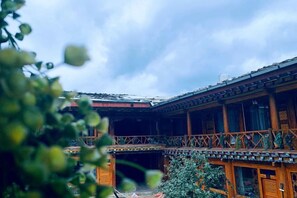 A traditional building with a balcony and wooden railings. - Shangri-La Xiangguo Home Inn (Shangri-La)