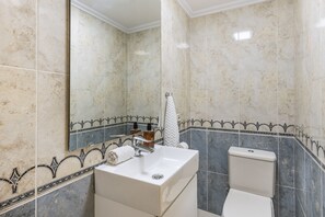 Een bad, een haardroger, een bidet, handdoeken