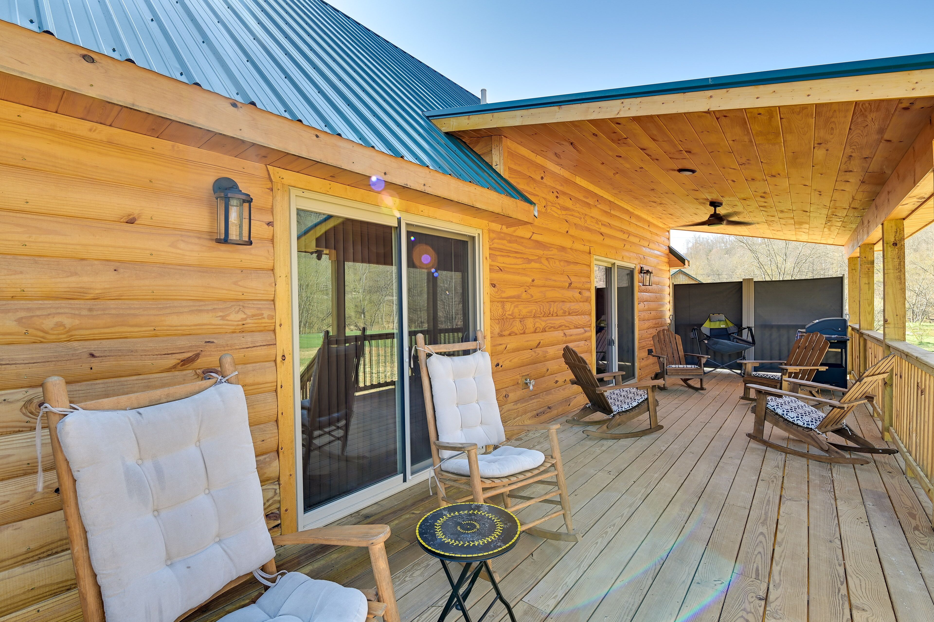Riverside Beattyville Cabin w/ Kayaks & Fire Pit!