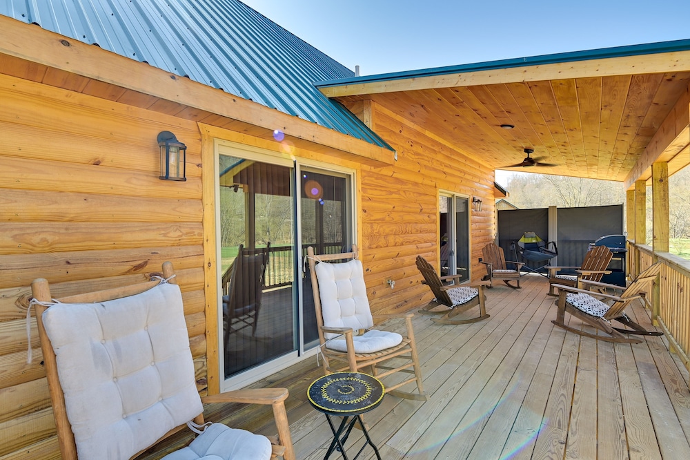 Riverside Beattyville Cabin w/ Kayaks & Fire Pit!