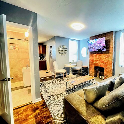 WALK to PNC Park, Children's Museum, Steps from AGH + Free Park, 1 BR, Sleeps 4
