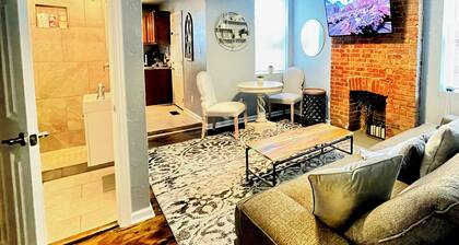 WALK to PNC Park, Children's Museum, Steps from AGH + Free Park, 1 BR, Sleeps 4