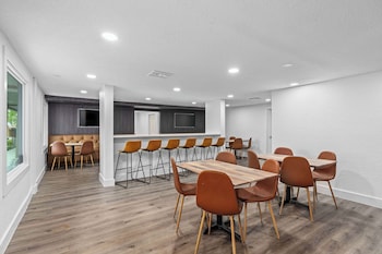 Breakfast area at Travelodge by Wyndham Kissimmee/Orlando