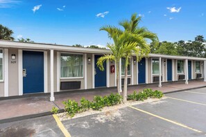Exterior - Travelodge by Wyndham Kissimmee/Orlando (Kissimmee)