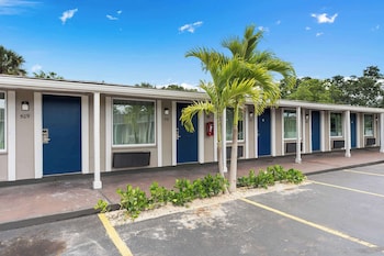 Hotel Exterior at Travelodge by Wyndham Kissimmee/Orlando