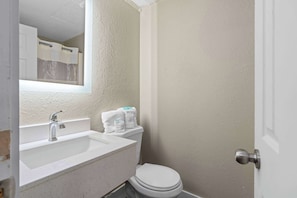 Bathroom - Travelodge by Wyndham Kissimmee/Orlando (Kissimmee)