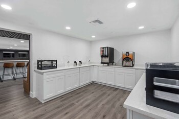 Breakfast area at Travelodge by Wyndham Kissimmee/Orlando