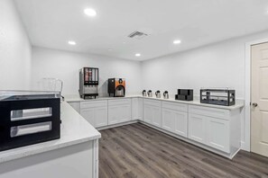 Breakfast area - Travelodge by Wyndham Kissimmee/Orlando (Kissimmee)