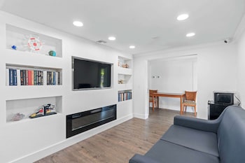 Hotel entrance and lobby at Travelodge by Wyndham Kissimmee/Orlando