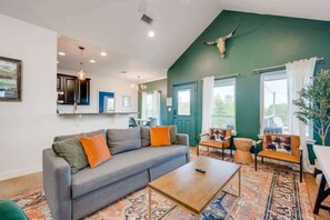 TV, fireplace, offices - Private Heated Pool, Hot Tub, amazing views & decks (Dripping Springs)