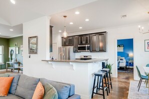 TV, fireplace, offices - Private Heated Pool, Hot Tub, amazing views & decks (Dripping Springs)