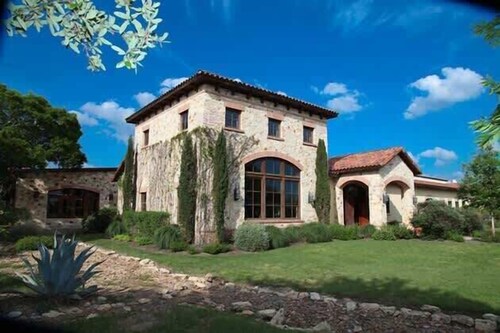 Private Heated Pool, Hot Tub, amazing views & decks