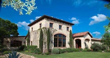 Private Heated Pool, Hot Tub, amazing views & decks