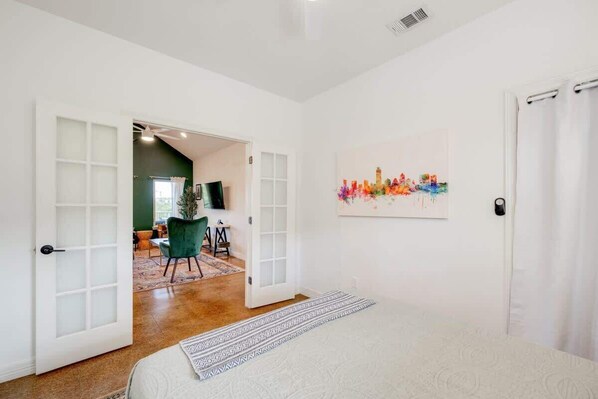 5 chambres, bureau, fer et planche à repasser, lit parapluie