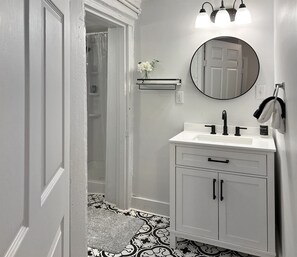 Shower, hair dryer, towels - Best location! The Ohio Suite @ historic 1799 Inn (Harpers Ferry)