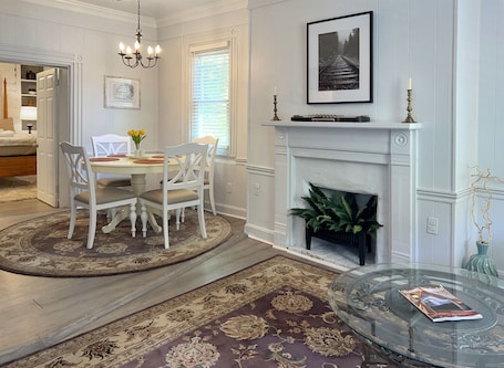 Dining. Best location! The Ohio Suite @ historic 1799 Inn