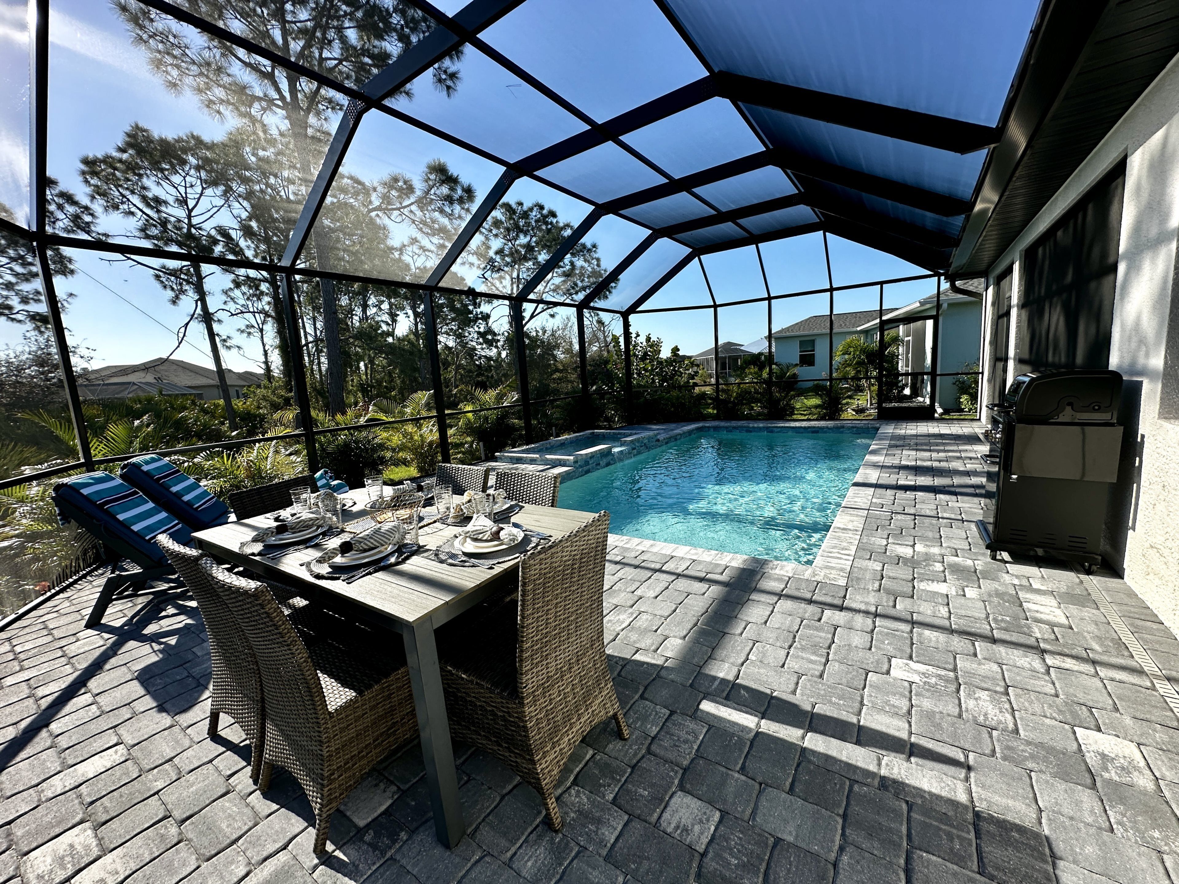 Brand New Paradise Retreat. Grill out poolside!