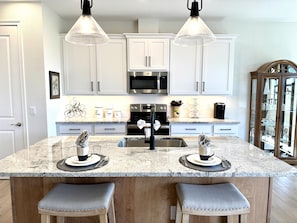 冰箱、微波炉、烤箱、炉灶