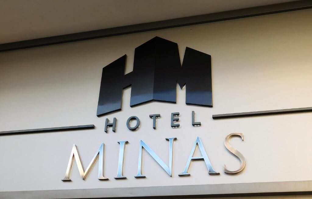 Ein Hotel Schild mit dem Schriftzug "HM Hotel Minas".