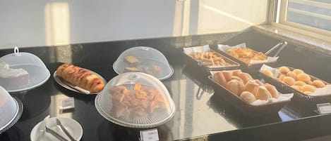 包含每日自助早餐