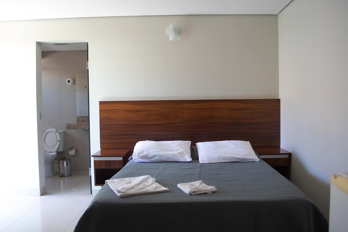 Minibar, free WiFi, bed sheets