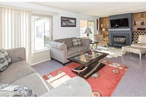 Smart TV, fireplace