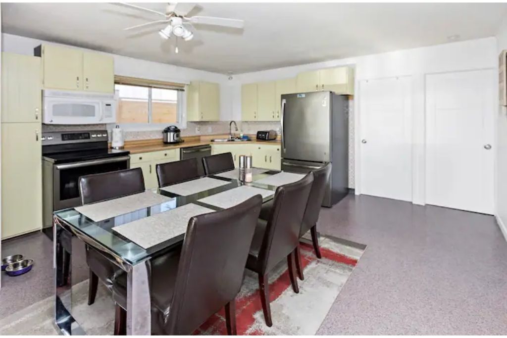 Lovely & cozy cottage beach house with private access beach!