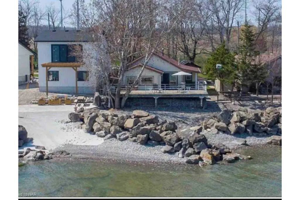 Lovely & cozy cottage beach house with private access beach!