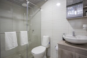 Douche, serviettes fournies, savon, shampoing