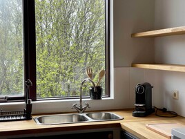 Apartamento superior | Cocina privada | Frigorífico, horno, placa de cocina y hervidor eléctrico