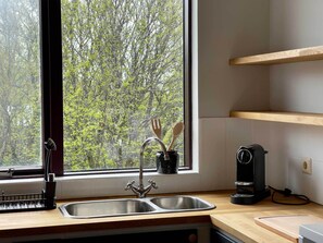 Superior Apartment | Private kitchen | Fridge, oven, stovetop, electric kettle - Matkráin Apartments (Hveragerdi)