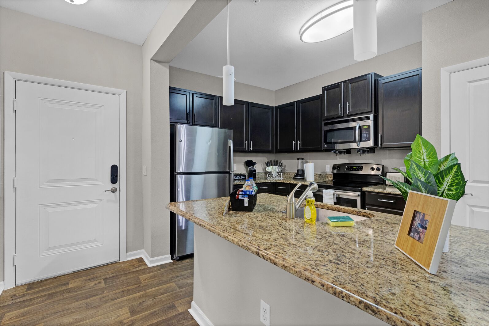 2BR Orlando Oasis: Balcony, Cozy, Great Amenities!