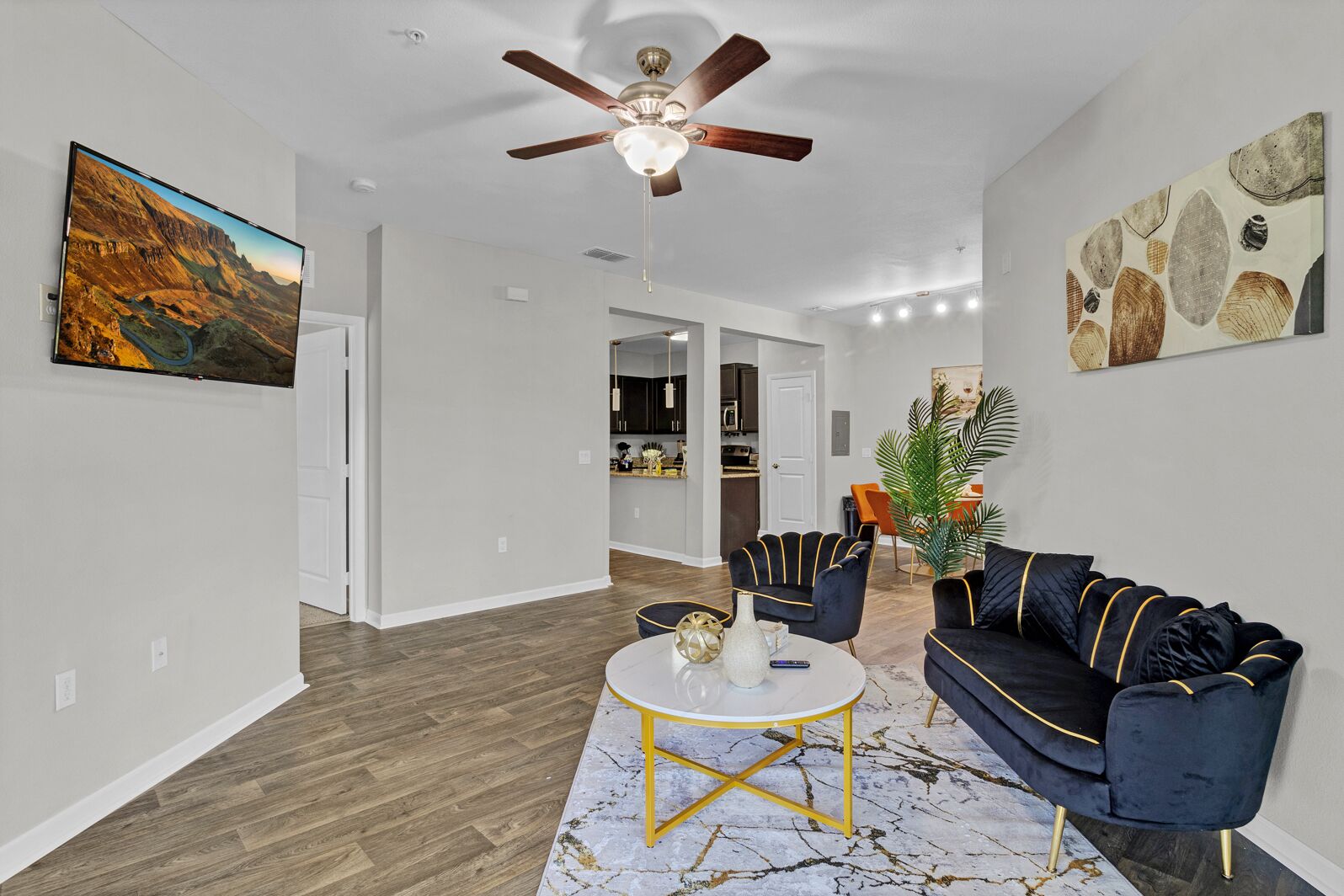 2BR Orlando Oasis: Balcony, Cozy, Great Amenities!