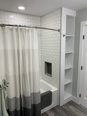 Combined shower/tub, hair dryer, towels