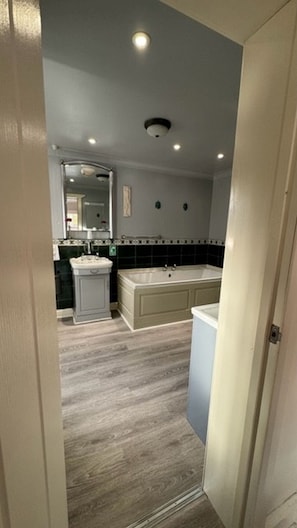 Familien-Dreibettzimmer | Badezimmer | Haartrockner, Handtücher, Seife, Toilettenpapier