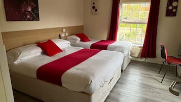 Chambre Triple Familiale | Bureau, fer et planche à repasser, Wi-Fi gratuit