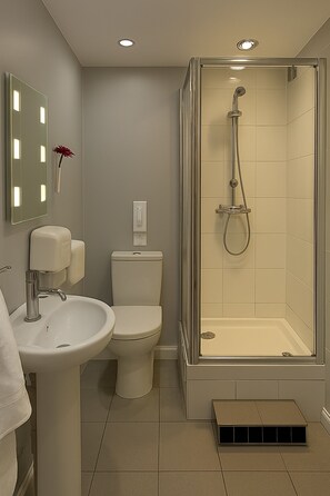 Habitación cuádruple estándar | Baño | Secador de pelo, toallas, jabón y papel higiénico