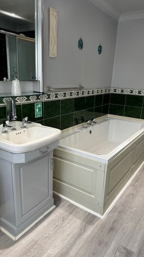 Familien-Dreibettzimmer | Badezimmer | Haartrockner, Handtücher, Seife, Toilettenpapier