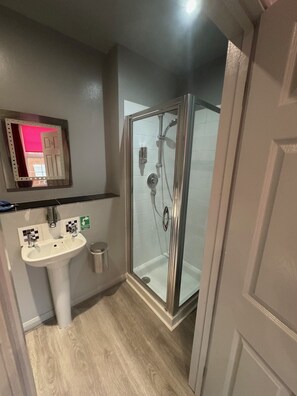 Hair dryer, towels, soap, toilet paper - The Railway Sleeper Lodge  (Colchester)