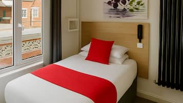 Habitación triple estándar | Escritorio, tabla de planchar con plancha y wifi gratis